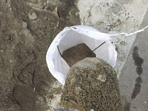 土嚢袋に砂を詰める