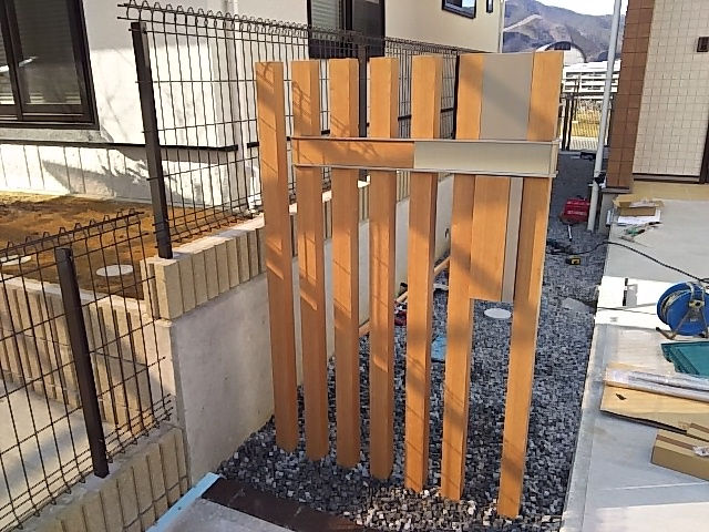 施工例]LIXIL アルミ枕木＋機能門柱アクシィ2型の取り付け