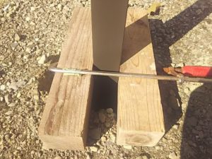 木材で柱を挟み込んでクランプで固定する