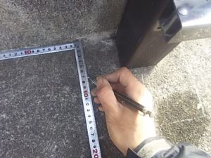 コンクリートカッターで溝を入れる線を描く