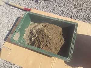 砂とセメントを混ぜる
